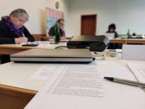 Schreibende Teilnehmende beim Seminar "Kinderbuch schreiben"