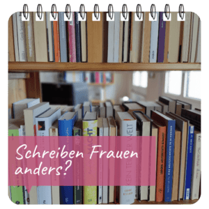Bücherregal in Nahaufnahme, in dem alle Bücher männlicher Autoren umgedreht sind, darüber der Text: "Schreiben Frauen anders?"