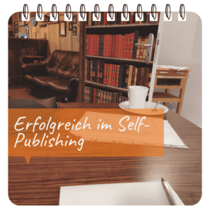 Manuskript, Stift und Kaffeetasse auf einem Tisch, darüber die Überschrift: "Erfolgreich im Self-Publishing"