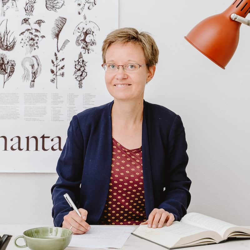 Meike Blatzheim am Schreibtisch